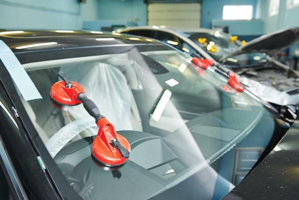 Фото примера замены лобового стекла