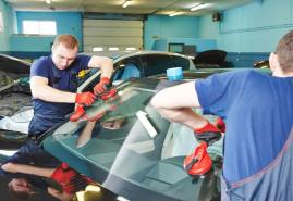 фото процесс замены автостекла