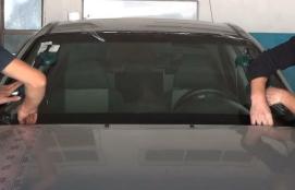 Фото процесса установки автостекла в Ижевске