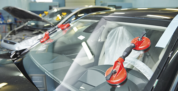 Фото процесса замены стекла в нашем сервисе