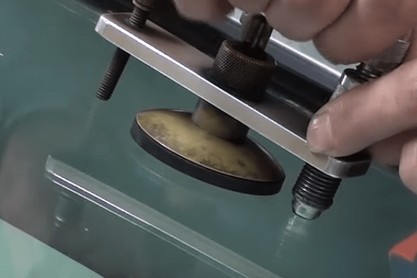 Фото процесса ремонта скола н алобовом стекле