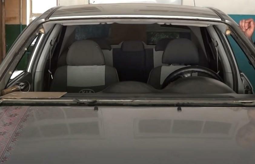 Фото после демонтажа поврежденного лобового стекла